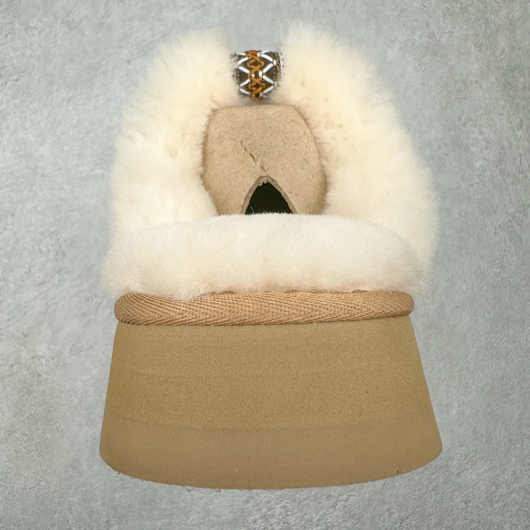 Pick up locally 💰520 UGG 8260 Alpine half-mug autumn and winter sheep fur integrated snow boots. All shoes are made of ZP. Longfeng A-grade Australian imported sheep fur integrated brand OEM production line. Fully follow the ZP process. OEM original pattern maker. Adhering to the principle of no original shoes and no development selection. Pay attention to every detail. The most authentic version on the market. TREADLITE "Light Wing" technology outsole. Lightweight/durable/flexible/pile size: 35 36 37 38 39 40 Coding: by2936070